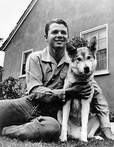 A casual photo of Audie Murphy
