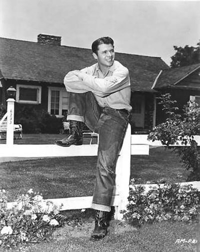 A casual photo of Audie Murphy