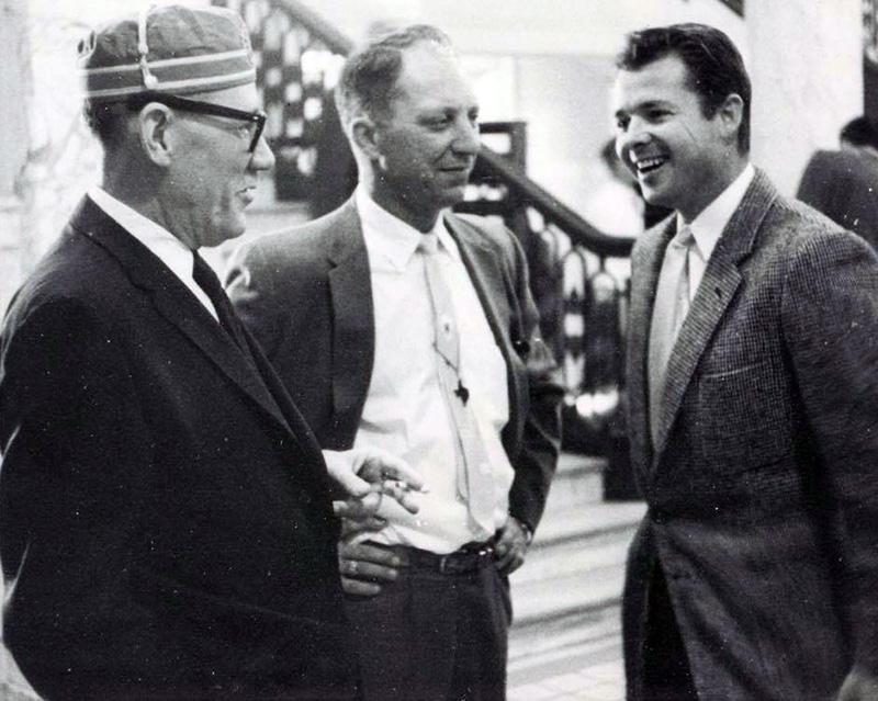 Audie Murphy with Dallas Sheriff Bill Decker (left) and Deputy Sheriff Harry Weatherford (right) during a 1965 ceremony at the Scottish Rite Cathedral in Dallas, Texas.