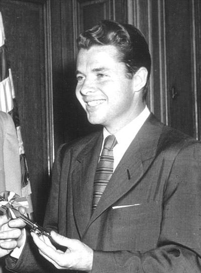 A casual photo of Audie Murphy