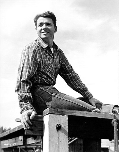 A casual photo of Audie Murphy